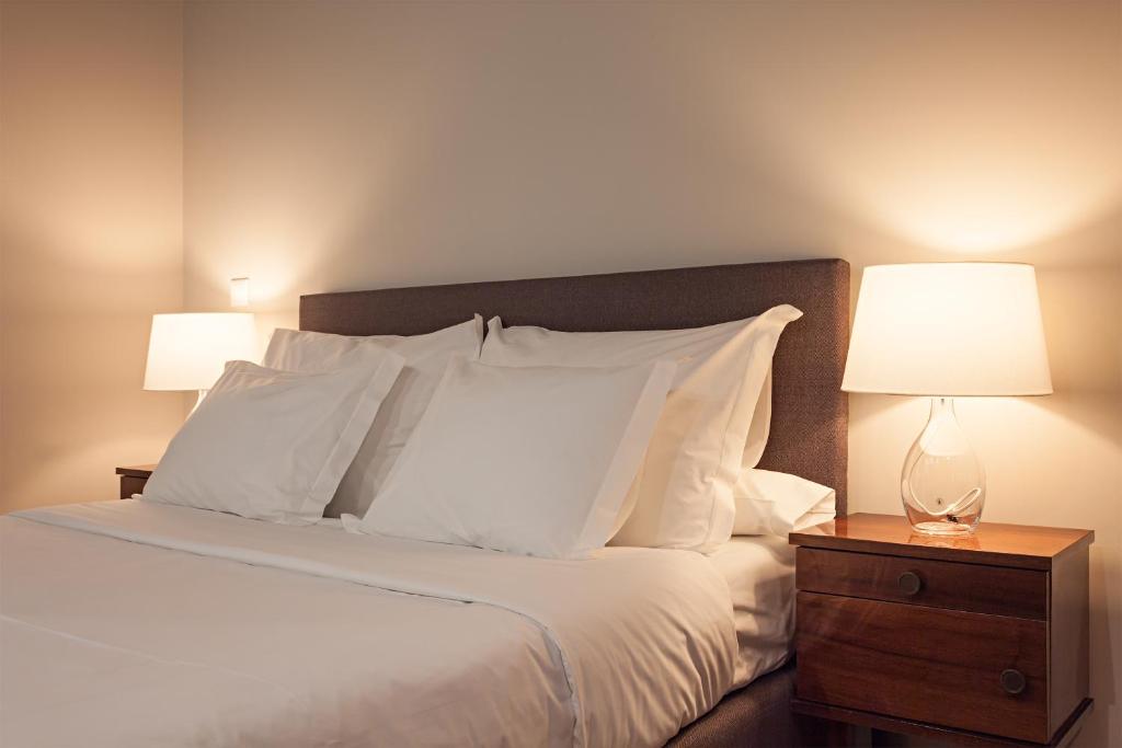 B The Guest Downtown - Resim 39