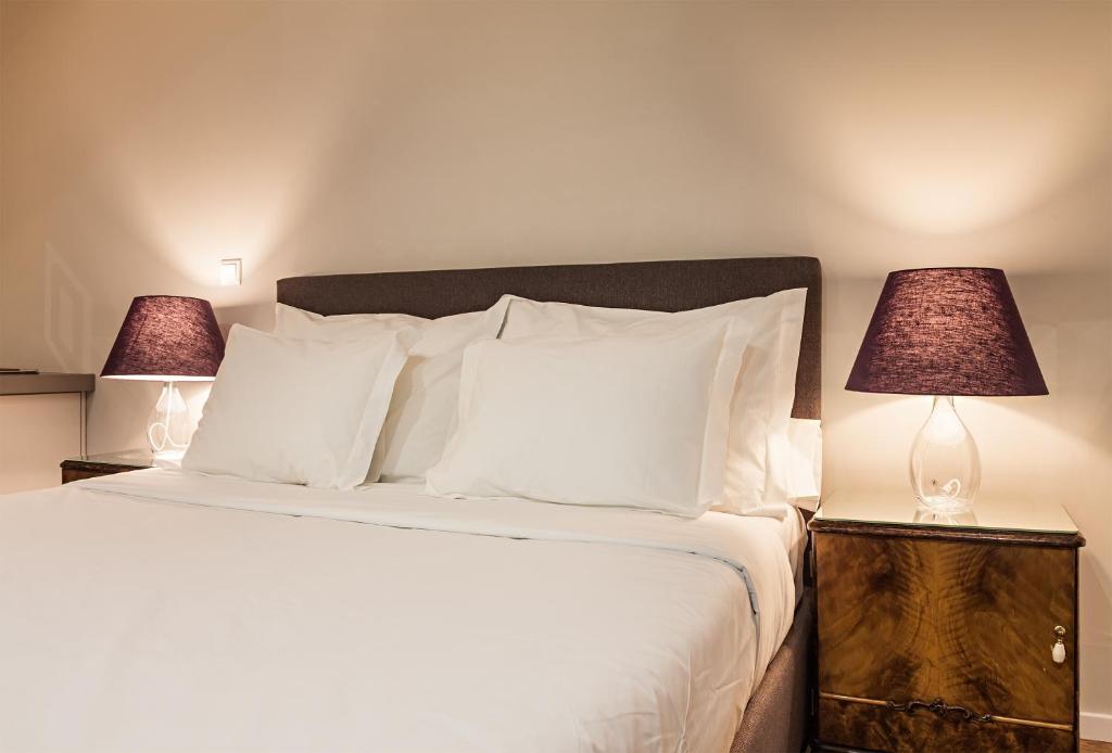 B The Guest Downtown - Resim 42