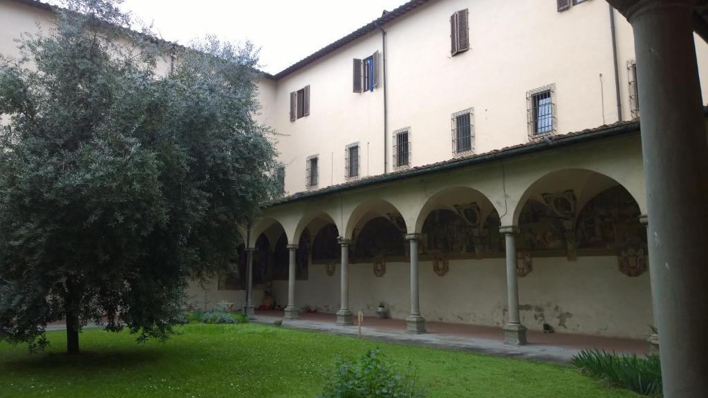 Un jardín fuera de NEW GENERATION HOSTEL Florence