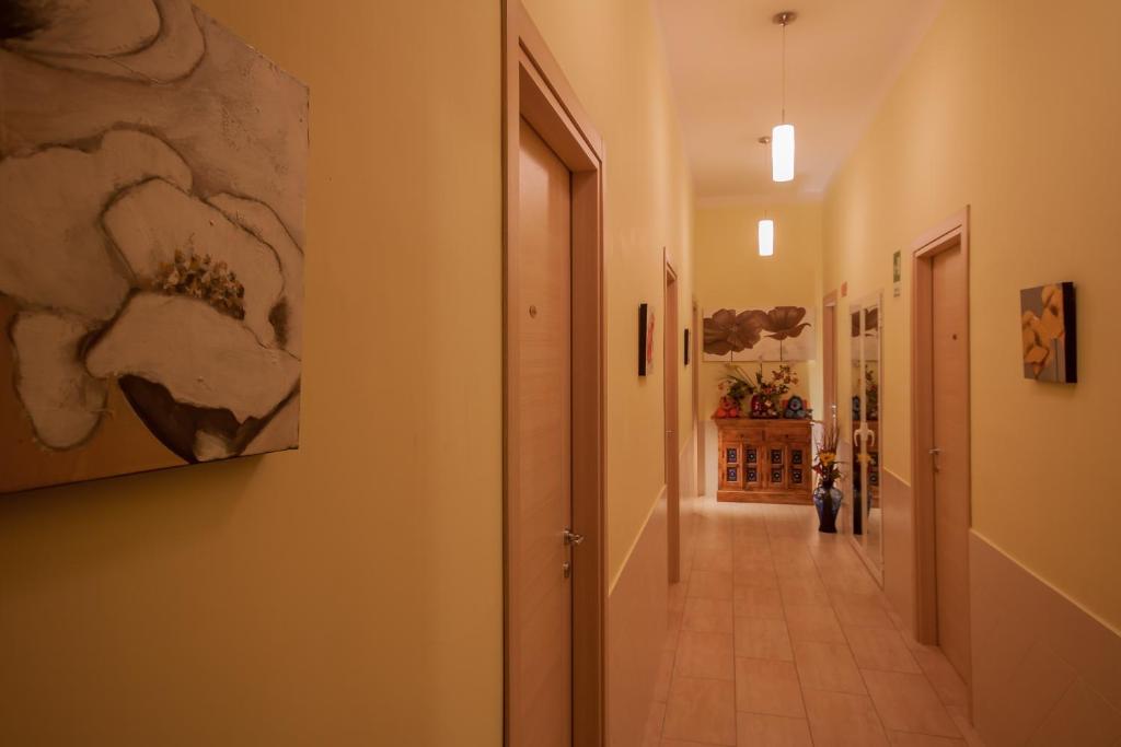 Un pasillo con un cuadro en la pared. en Alex Place, en Roma