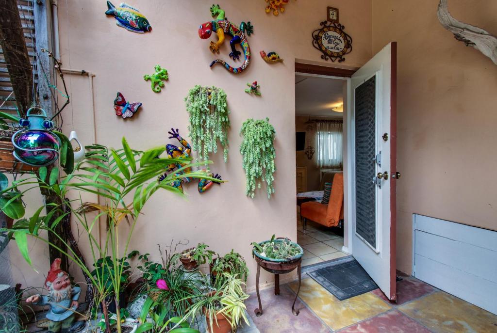 好萊塢的住宿－Bella Vista Garden Studio，墙上有植物和蝴蝶的房间