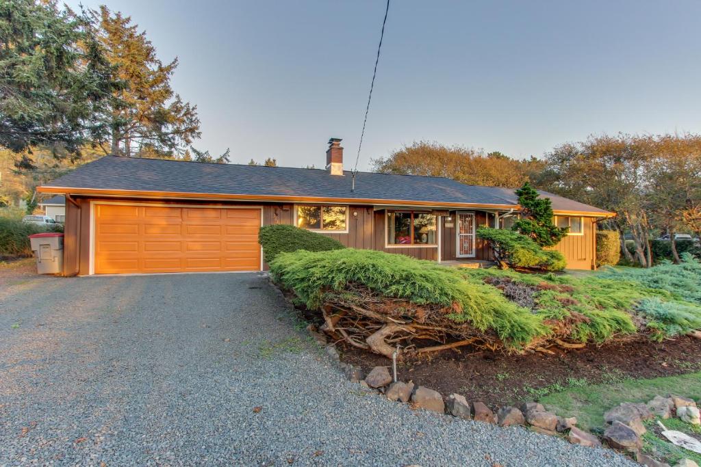 una casa con garaje de madera y entrada en Tolovana Treasure en Cannon Beach