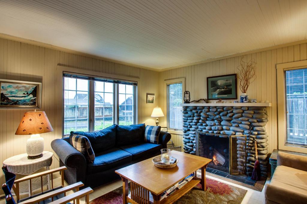 ein Wohnzimmer mit Couch und Kamin in der Unterkunft Salt Water Cottage in Gearhart