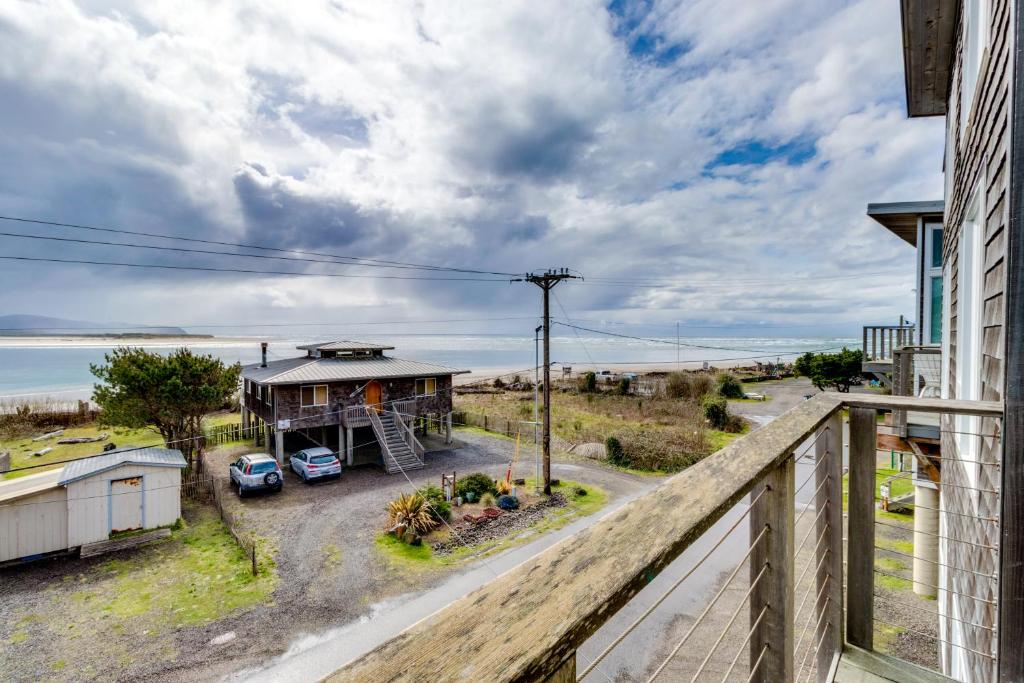 uma vista a partir de uma varanda de uma casa com estacionamento em Netarts Bay and Ocean Views em Netarts