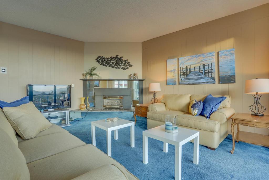 sala de estar con 2 sofás y TV en Sand & Sea: Marine Dream (316), en Seaside