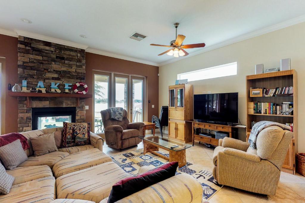 een woonkamer met een bank en een open haard bij Lake June in Lake Placid