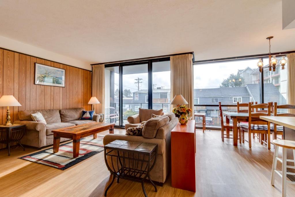 錫賽德的住宿－Sand & Sea: The Columbia (116)，客厅配有沙发和桌子