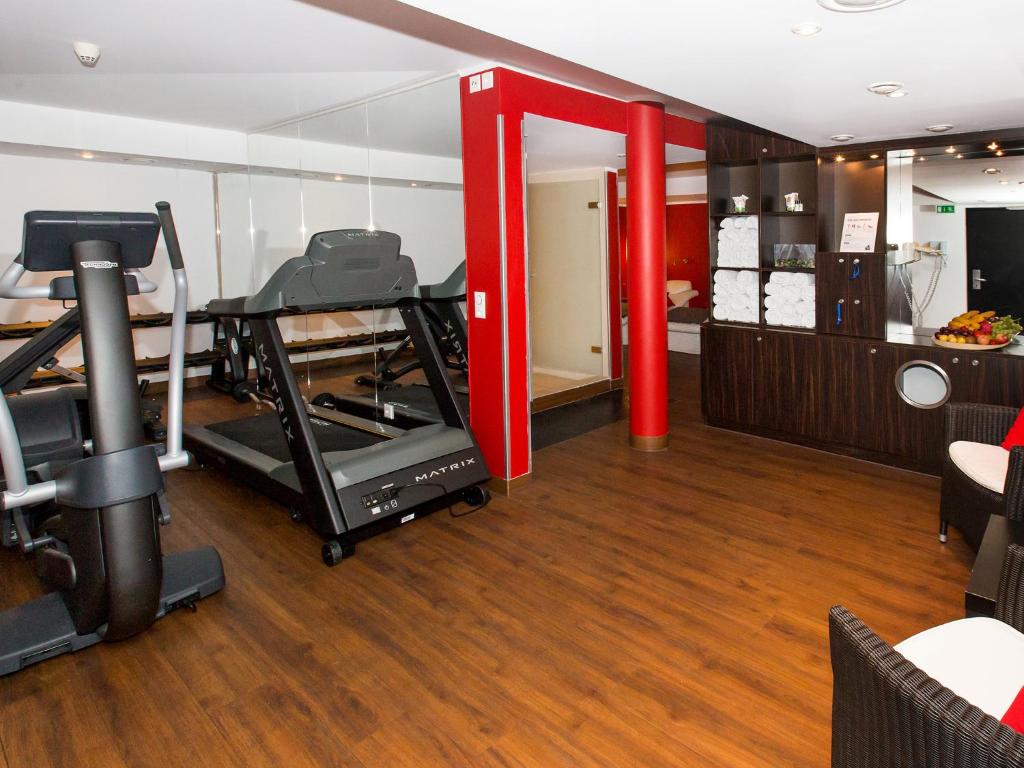 Fitness centrum a/nebo fitness zařízení v ubytování DORMERO Hotel Zürich Airport