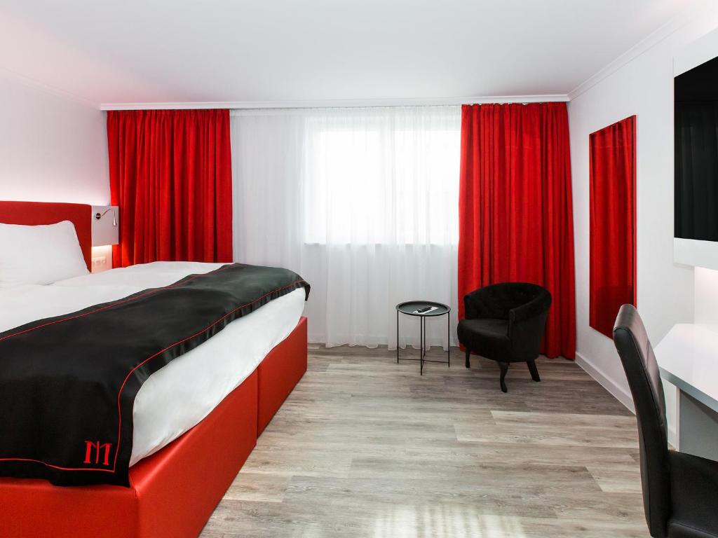 Postel nebo postele na pokoji v ubytování DORMERO Hotel Zürich Airport