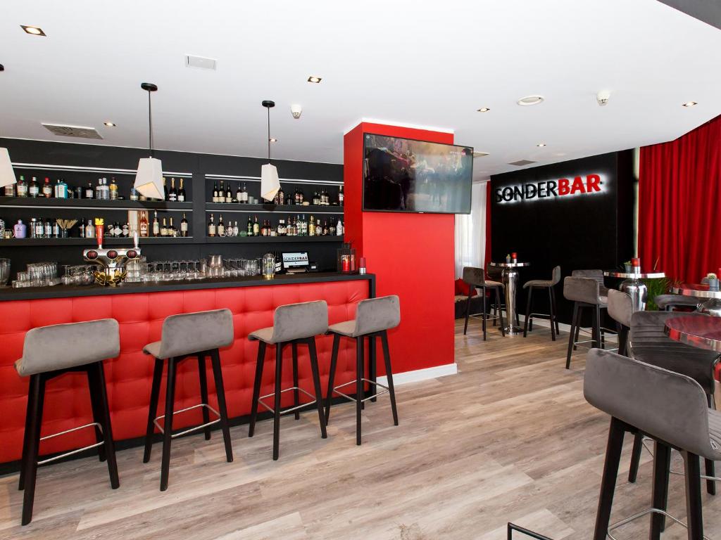 Lounge nebo bar v ubytování DORMERO Hotel Zürich Airport