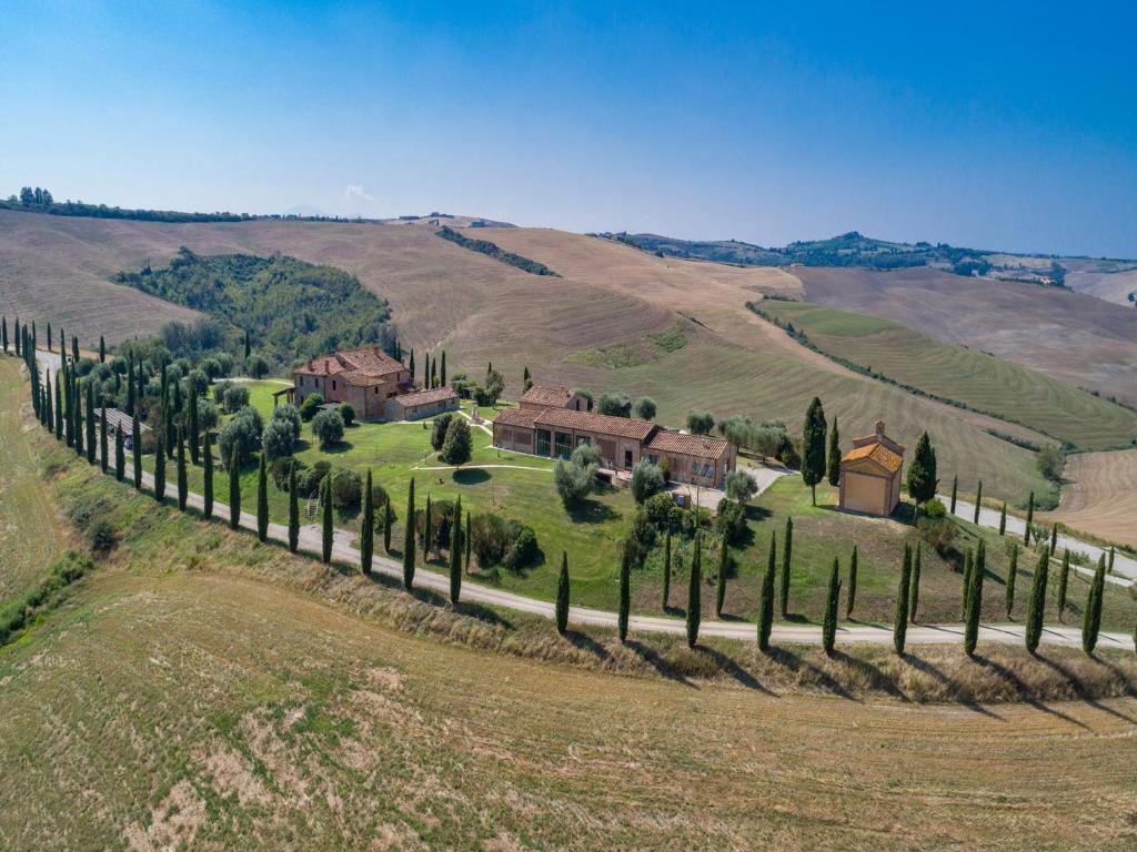 eine Luftansicht eines Anwesens mit einer Reihe von Bäumen in der Unterkunft Agriturismo Baccoleno in Asciano