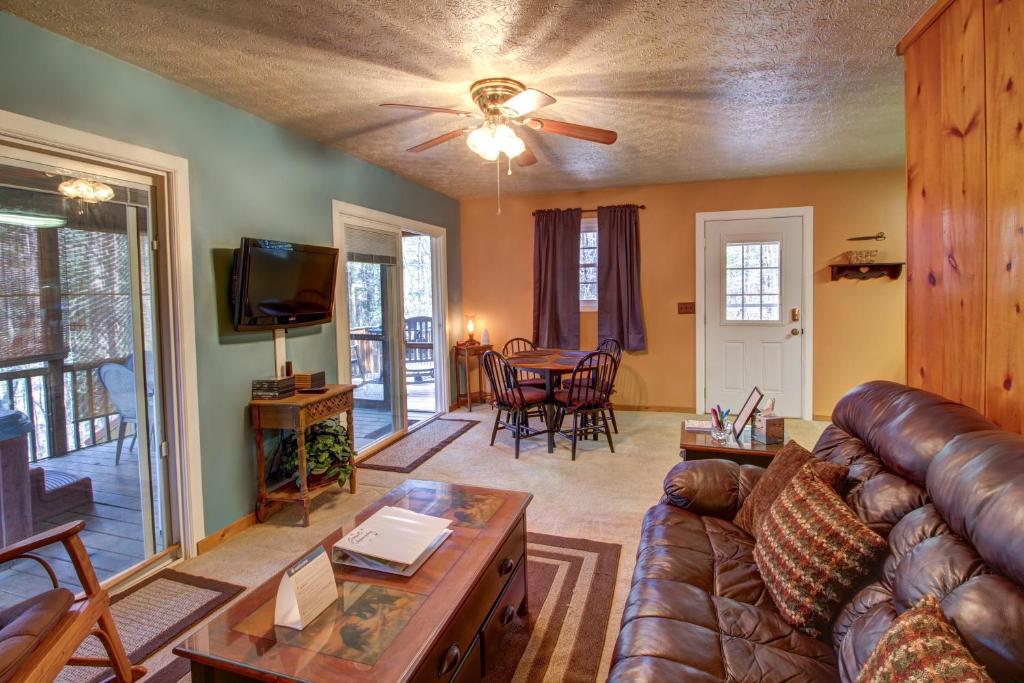 a living room with a couch and a tv at Artisan Hideaway in Helen