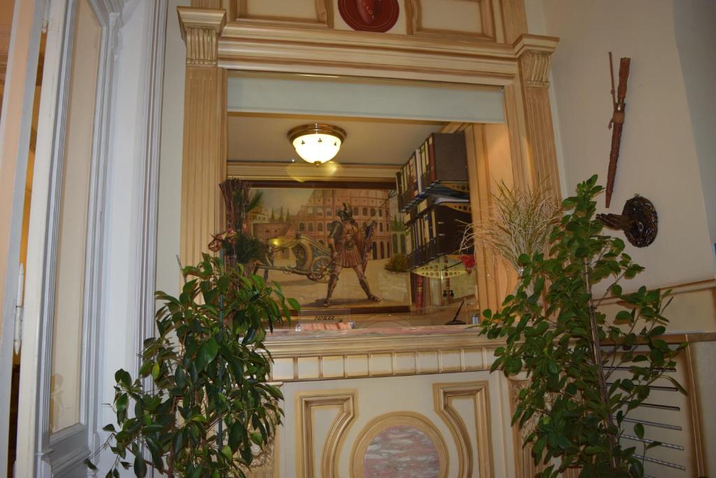 a mirror in a room with two potted plants at Il Gladiatore in Augsburg