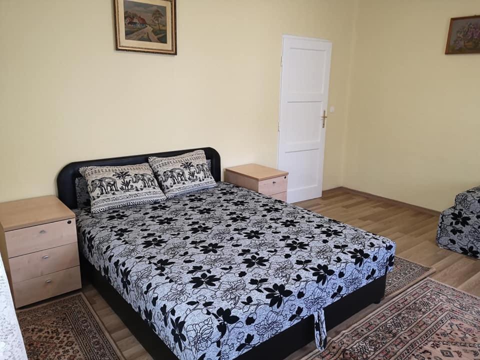 Łóżko lub łóżka w pokoju w obiekcie Márkus Vendégház