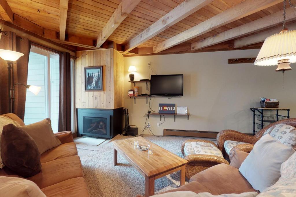 Una sala de estar con un sofá y una chimenea. en Lodgepole Landing, en Silverthorne