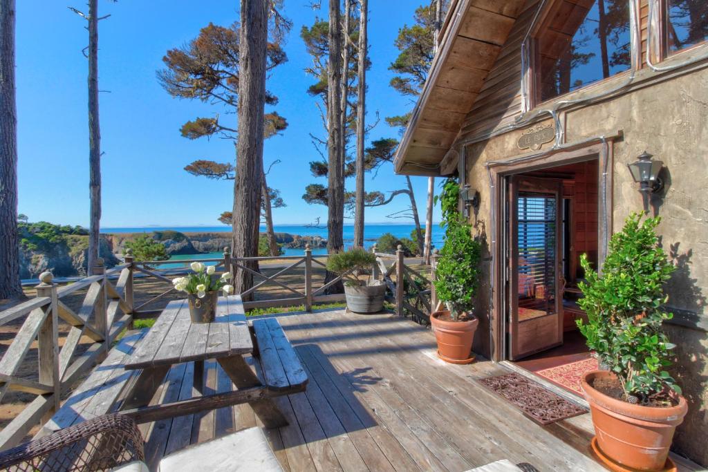 a wooden deck with a wooden bench and a building at Le Faux in Caspar