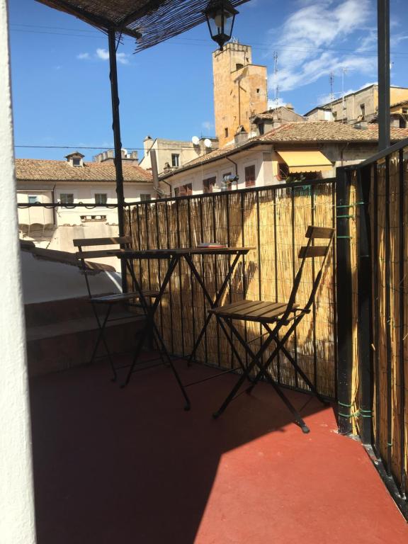 un par de sillas sentadas en un balcón en M9 Pantheon Attic 10 en Roma