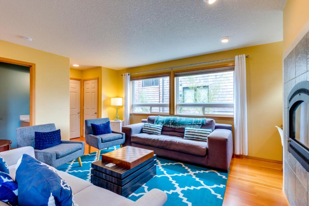 a living room with a couch and two chairs at Ride the Wave (MCA #439) in Manzanita