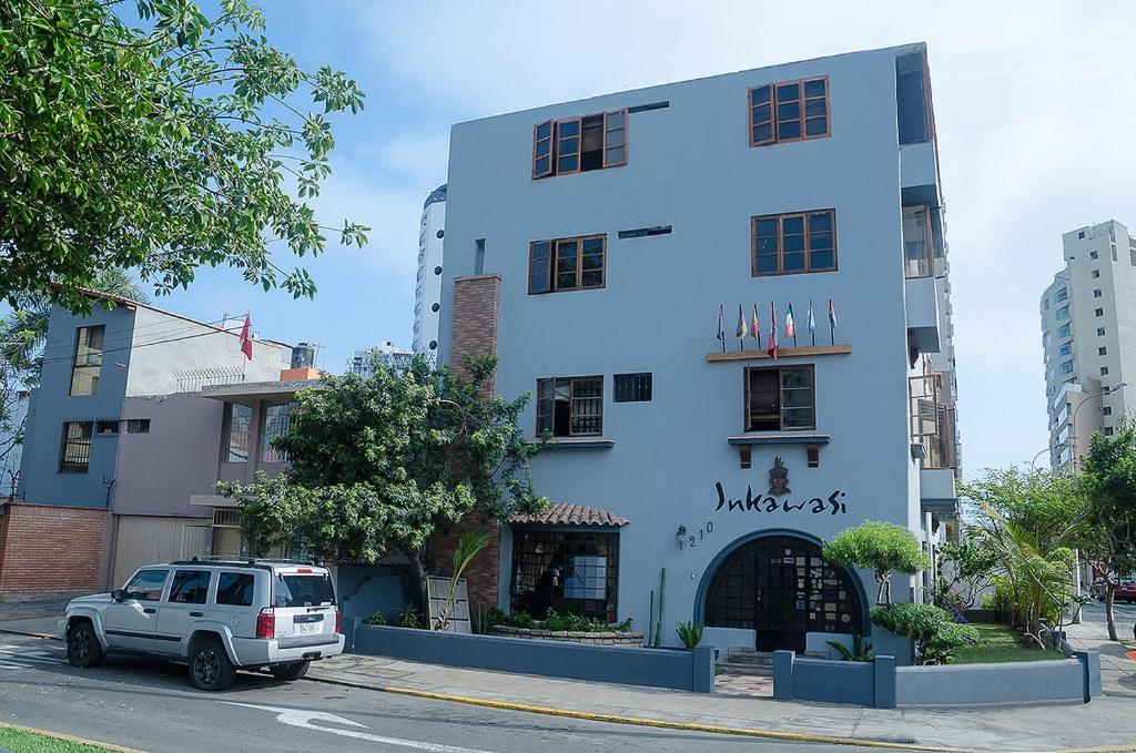 una camioneta blanca estacionada frente a un edificio en Inkawasi Miraflores Hostel, en Lima