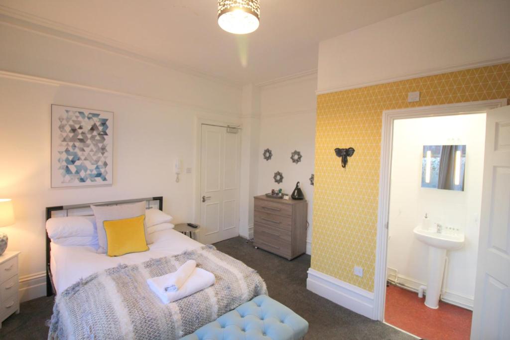 1 dormitorio con 1 cama y lavamanos. en Cambridge City Rooms by Paymán Club en Cambridge