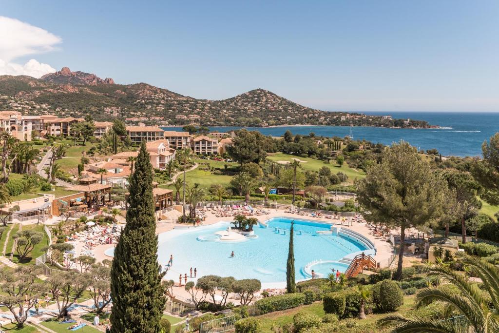 vista su un resort con piscina e oceano di Hôtel de l'Esterel Pierre & Vacances ad Agay - Saint Raphael