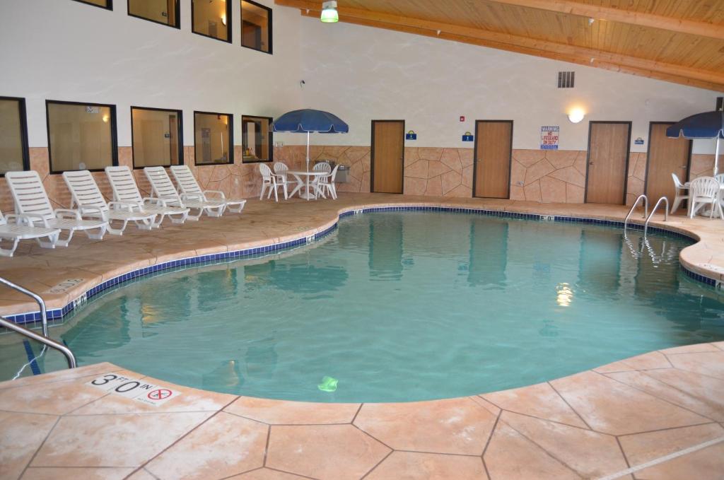 Bazén v ubytování Econo Lodge nebo v jeho okolí