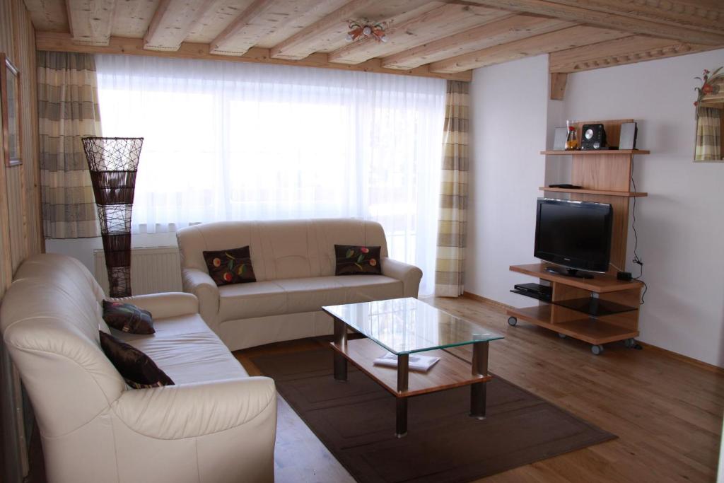 Televízia a/alebo spoločenská miestnosť v ubytovaní Vicky Apartments