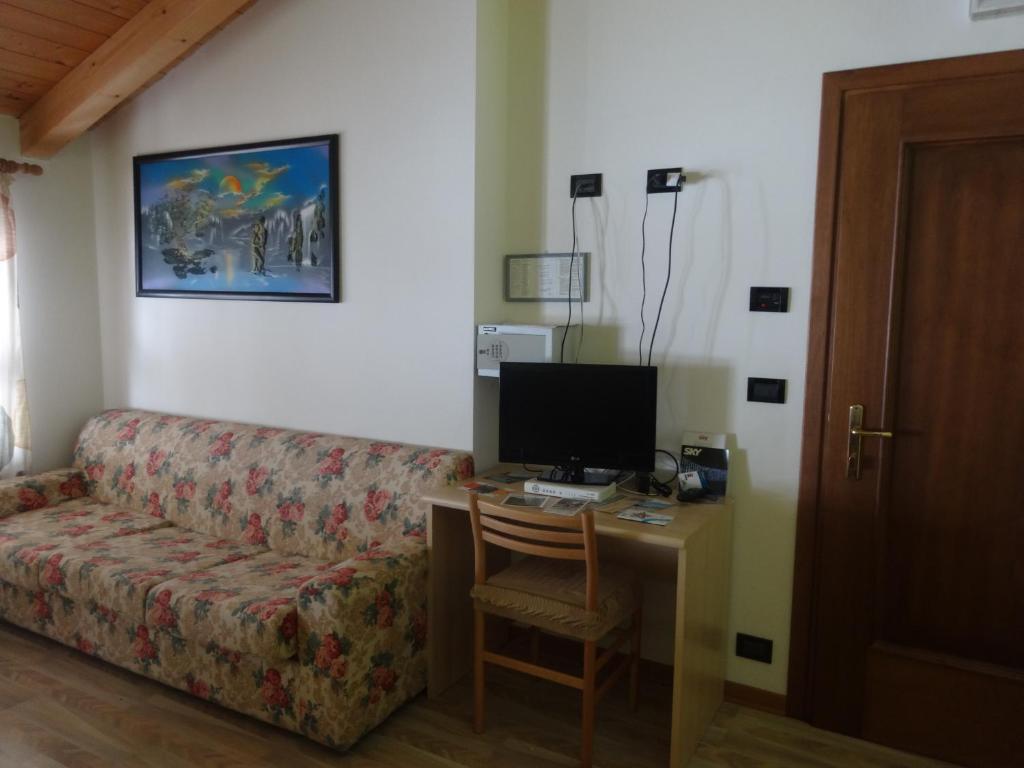TV a/nebo společenská místnost v ubytování Hotel Genzianella