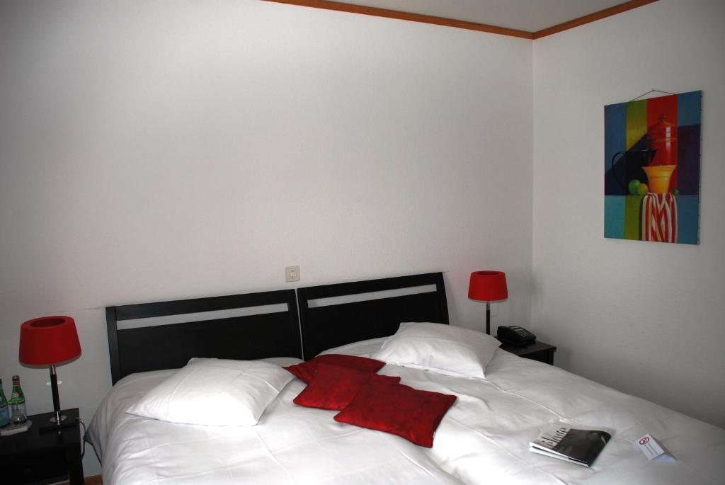Postel nebo postele na pokoji v ubytování Hostellerie de Genève
