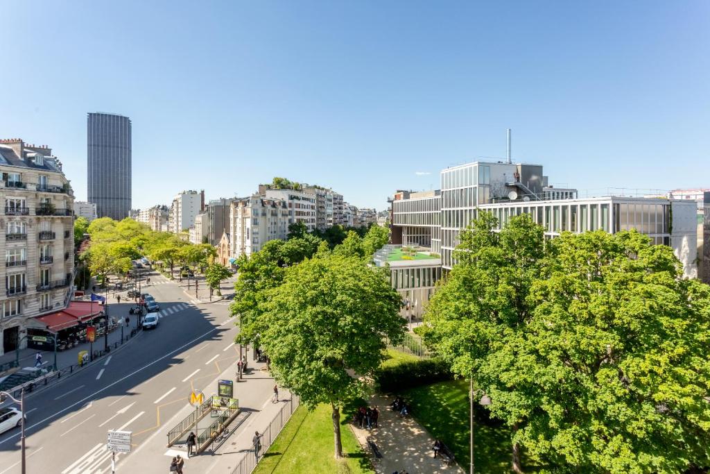 vista su una strada cittadina con alberi e edifici di Cozy Studio With Amazing View a Parigi