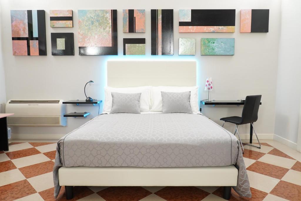 - une chambre avec un lit blanc et un bureau dans l'établissement Rosita Luxury Apartments, à Apricena