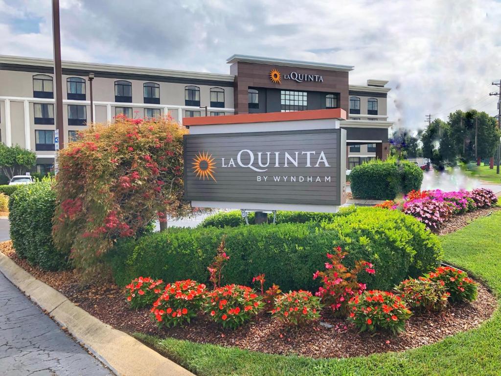 una señal para un hotel frente a un edificio en La Quinta by Wyndham Clarksville, en Clarksville