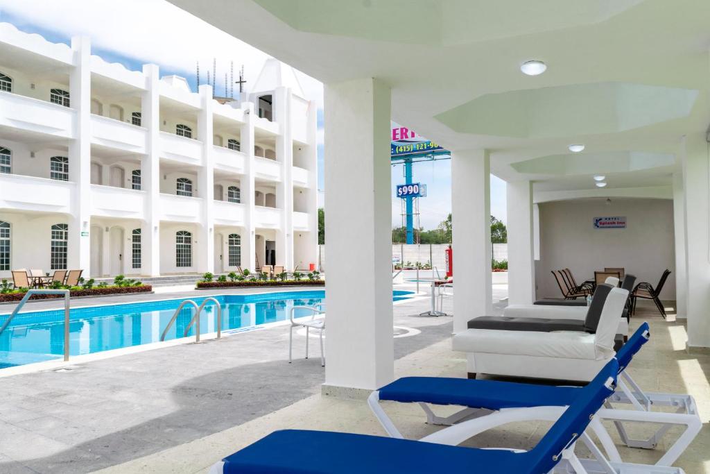 Bazén v ubytování Hotel Splash Inn nebo v jeho okolí