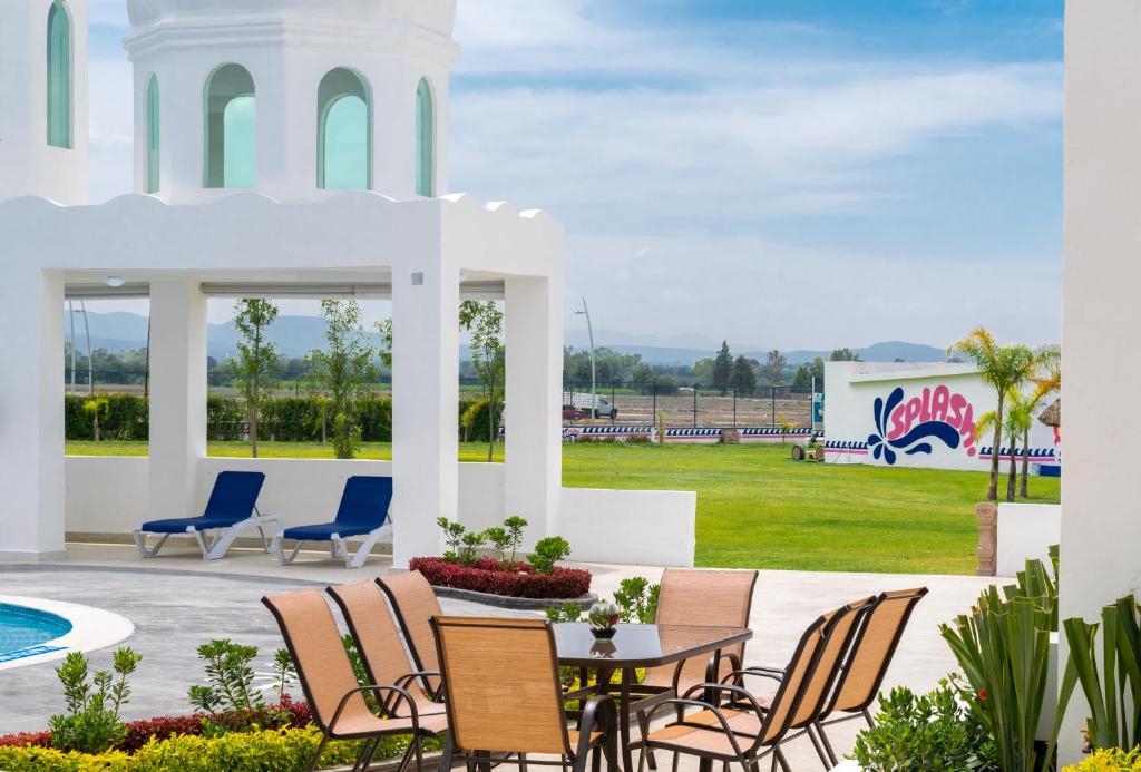 Bazén v ubytování Hotel Splash Inn nebo v jeho okolí