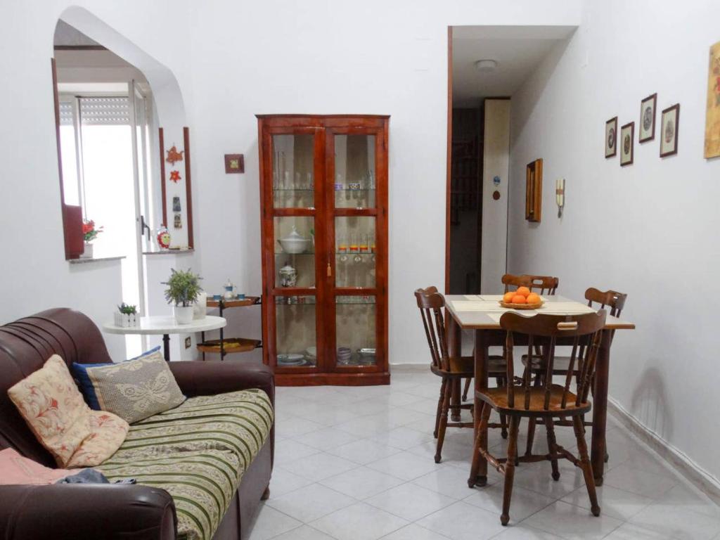 salon z kanapą i stołem w obiekcie Holiday Home Sferracavallo w mieście Palermo