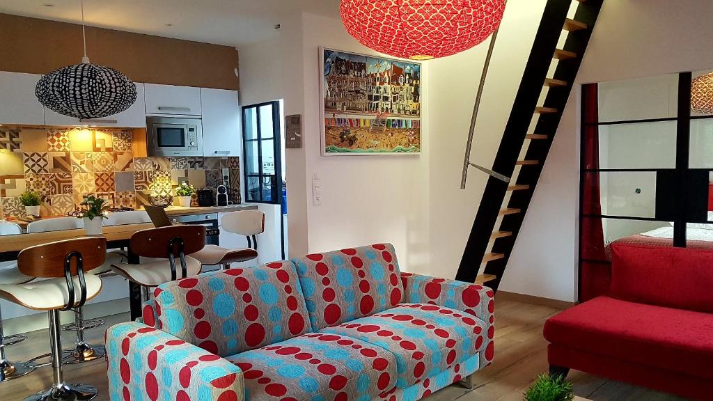 a living room with a couch and a kitchen at Villa Kady - Chalet de charme du 19ième siécle in Le Touquet-Paris-Plage