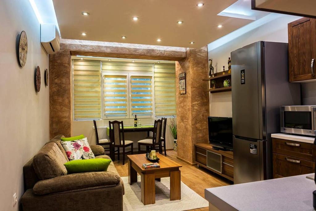 cocina y sala de estar con sofá y mesa en Luxury 2 bedroom,2 bathroom apart ,free parking en Plovdiv