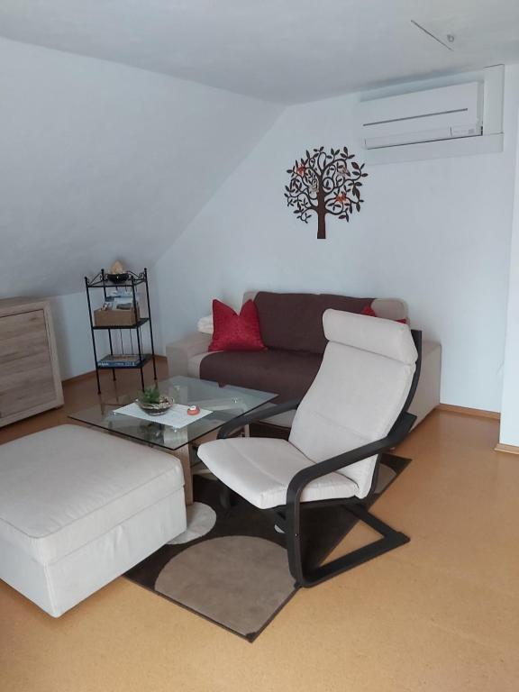 uma sala de estar com um sofá e uma mesa em Ferienwohnung Edda em Ebensfeld