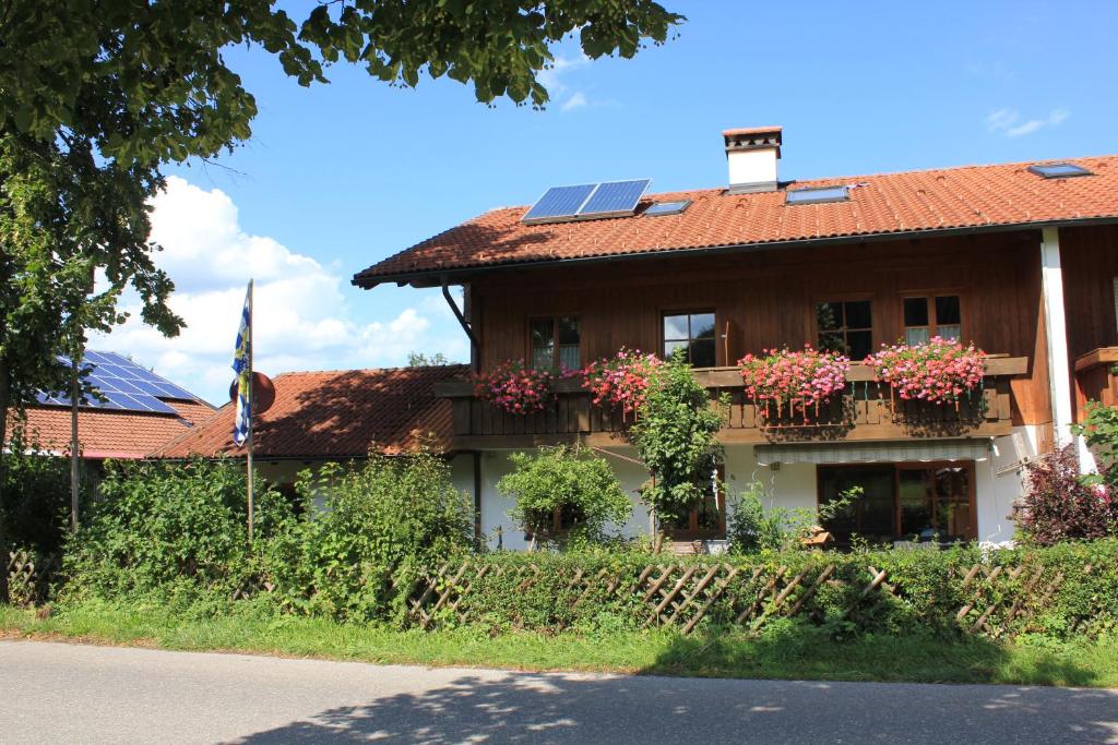 uma casa com painéis solares por cima em Ferienwohnung Uschi Hipp em Schwangau