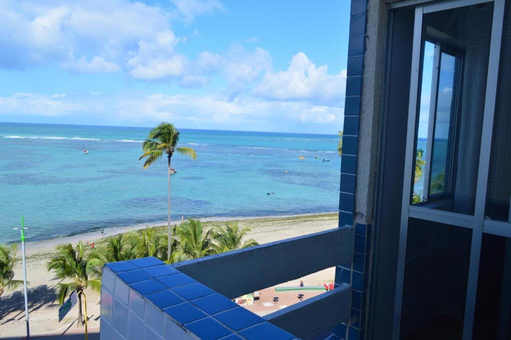 un apartamento en condominio con vistas a la playa desde el balcón en Apart Cote D'Azur Maceió, en Maceió