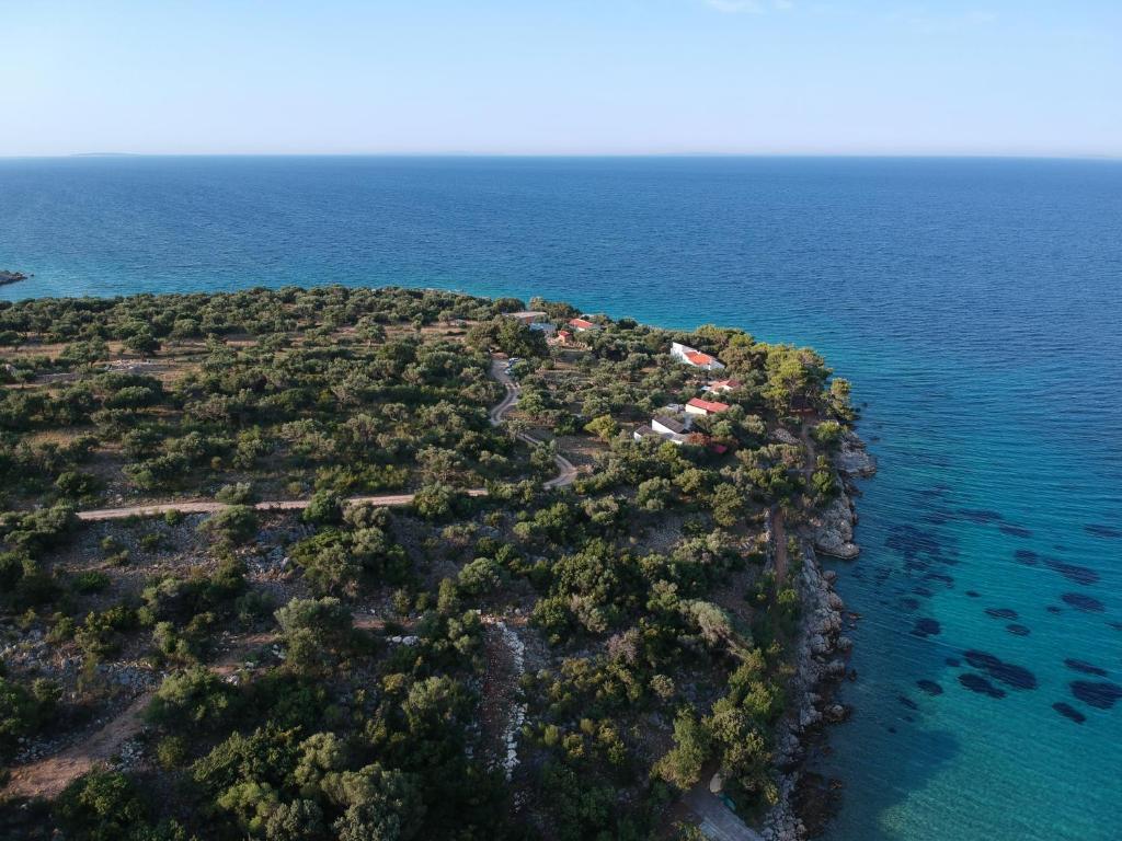 une île au milieu de l'océan dans l'établissement Beach house Adriana, à Lun