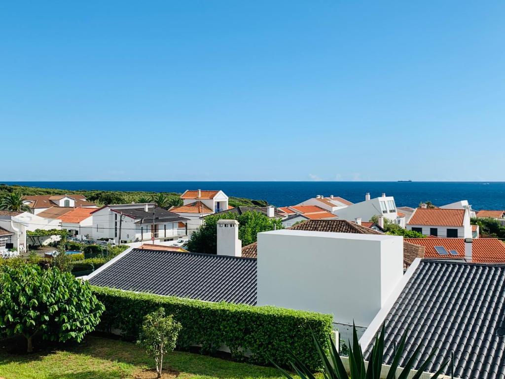 ポンタ・デルガダにあるCasa do Oの屋根と海の景色