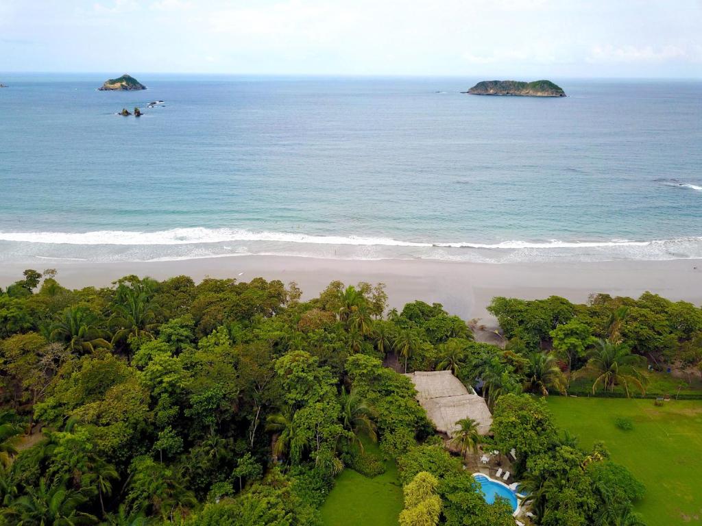 una vista aérea de la playa y del océano en Karahe Beach Hotel, en Manuel Antonio