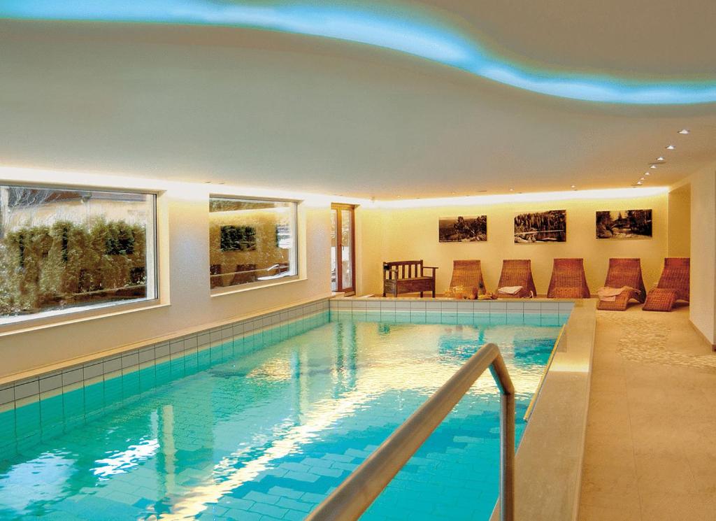 Bazén v ubytování Schwarzwaldhotel Klumpp nebo v jeho okolí