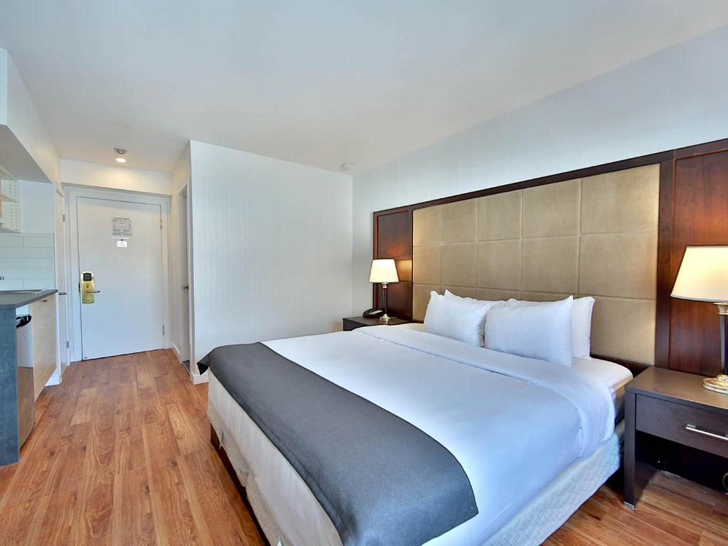 Postel nebo postele na pokoji v ubytování Hotel Newstar Montréal