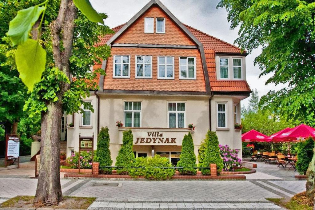 a building with a sign that reads white tippagan at Villa Jedynak in Świnoujście