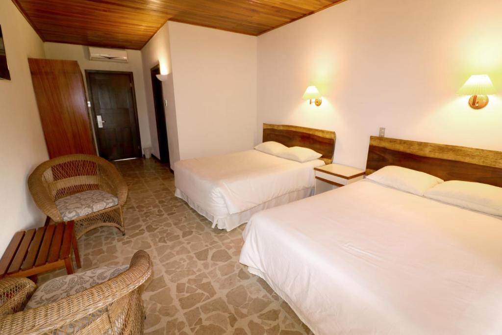 Postel nebo postele na pokoji v ubytování Karahe Beach Hotel