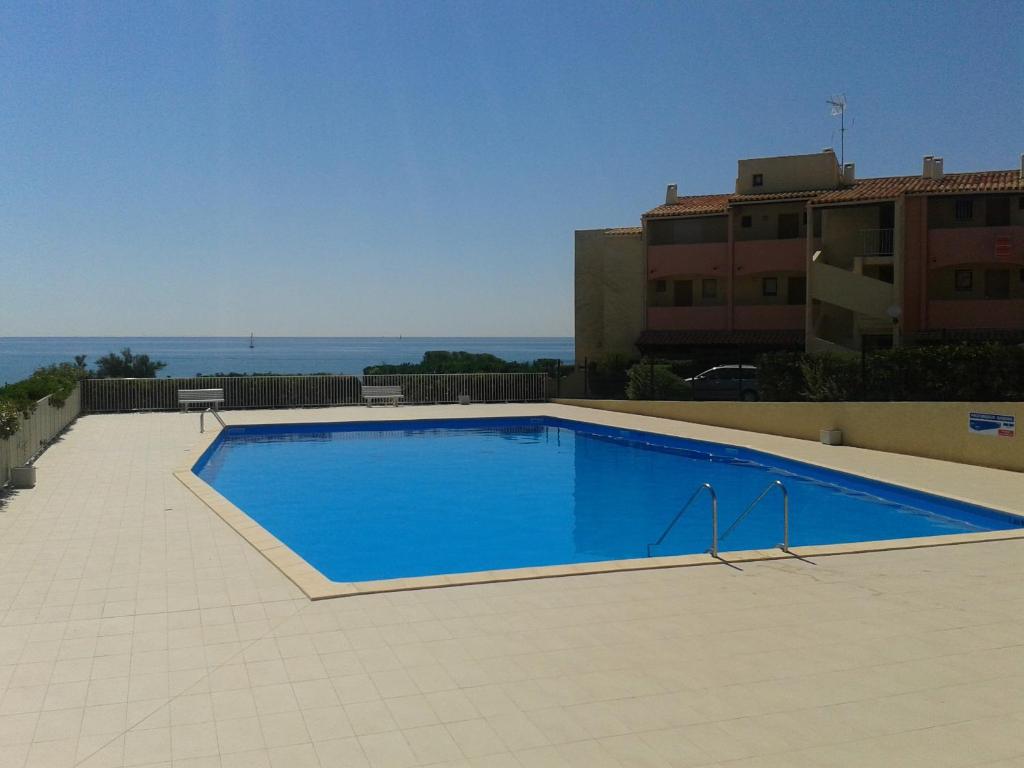 - une grande piscine bleue au-dessus d'un bâtiment dans l'établissement LES INDES GALANTES, au Cap d'Agde