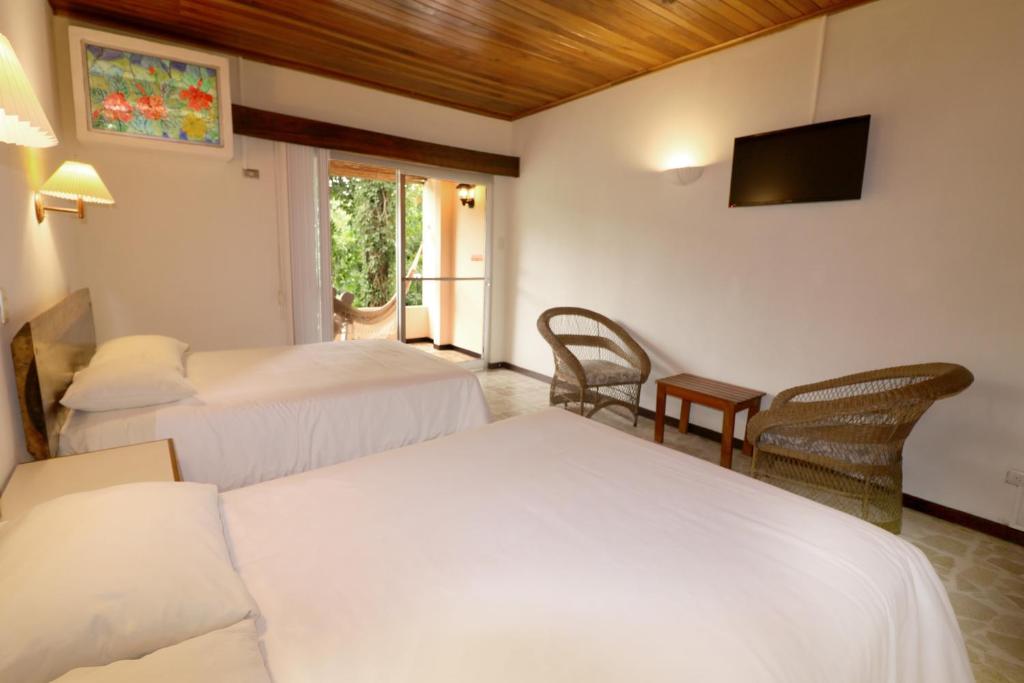 Postel nebo postele na pokoji v ubytování Karahe Beach Hotel