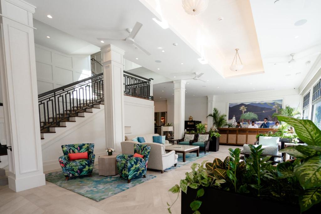 un vestíbulo con sofás y sillas y una escalera en Hotel Atwater en Avalon
